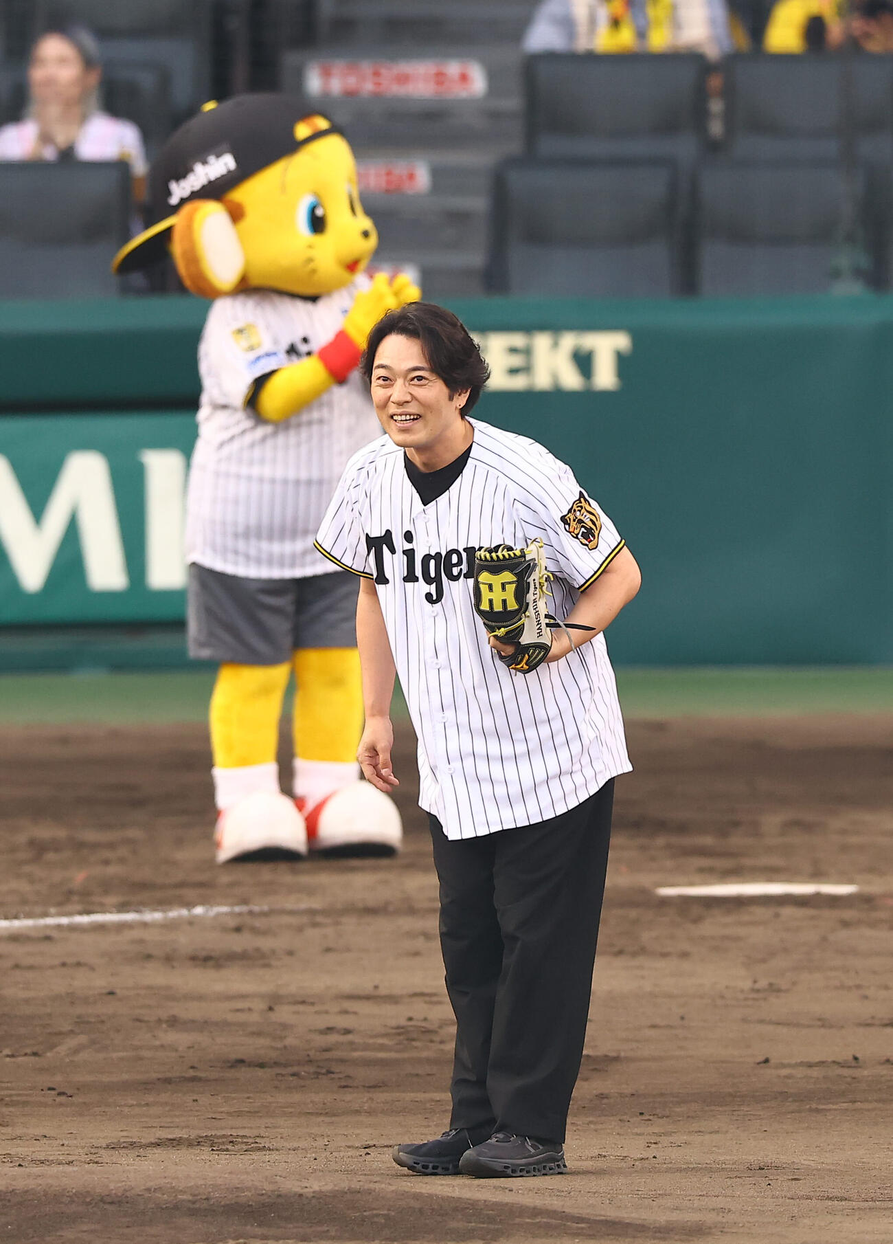 阪神対中日　ファーストピッチセレモニーに登場した飯田洋輔（撮影・上田博志）
