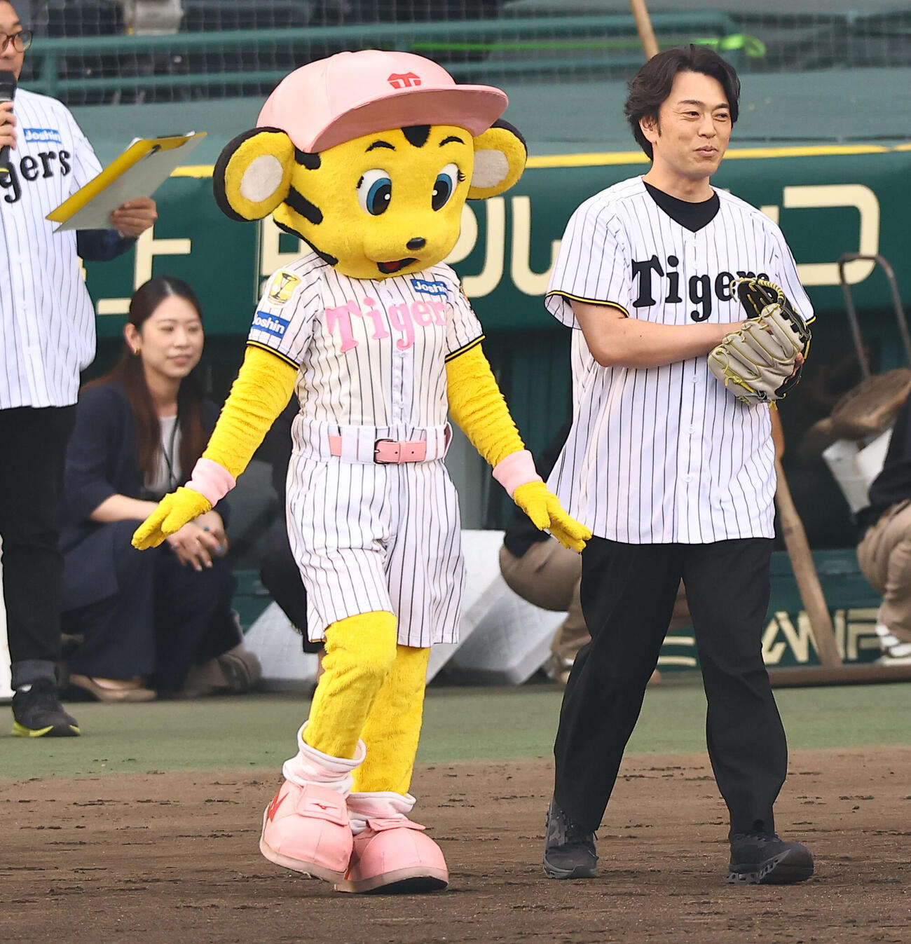 阪神対中日　ファーストピッチセレモニーに登場した飯田洋輔（撮影・上田博志）