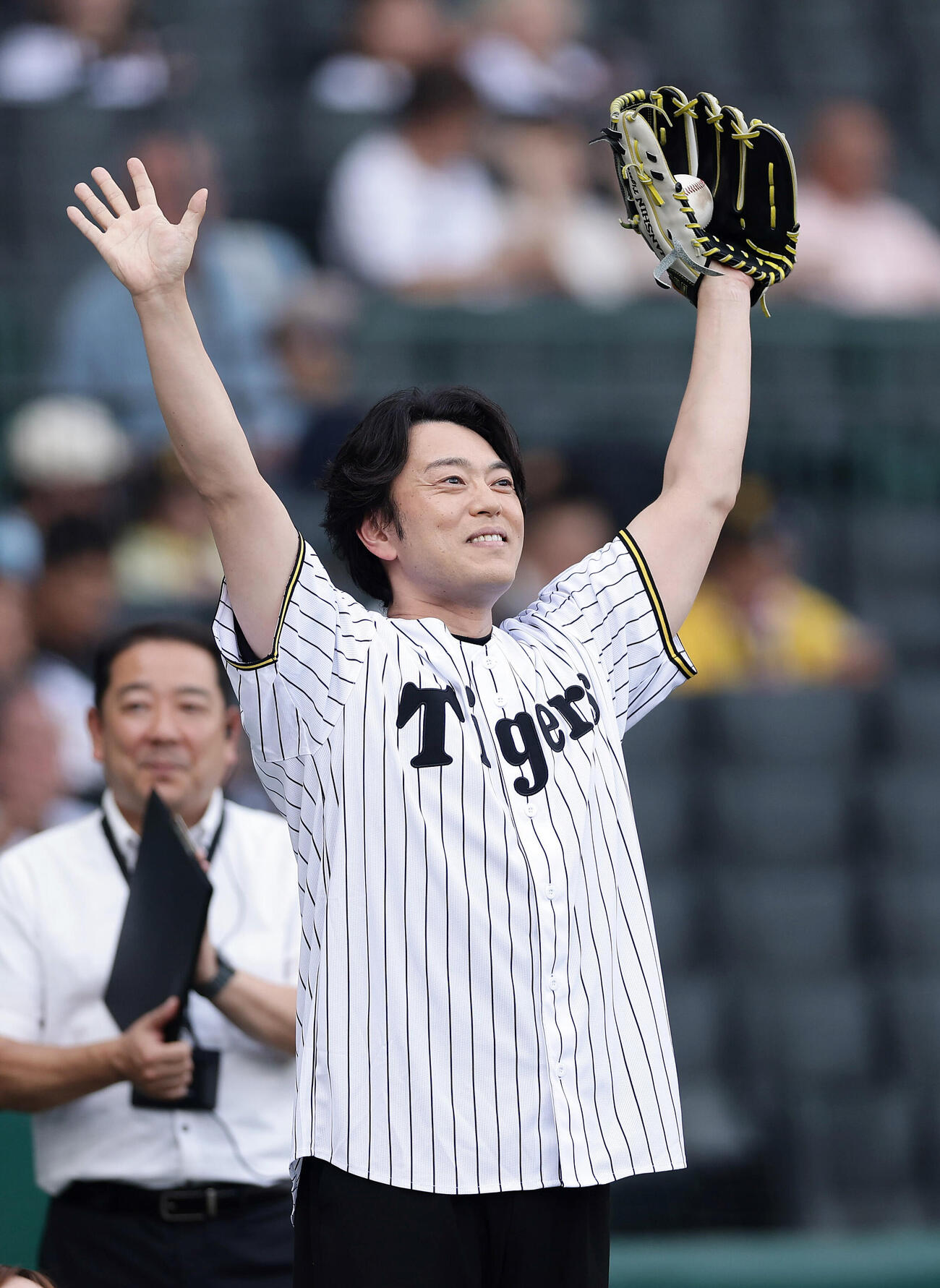 阪神対中日　ファーストピッチセレモニーを務めた俳優の飯田洋輔（撮影・前田充）