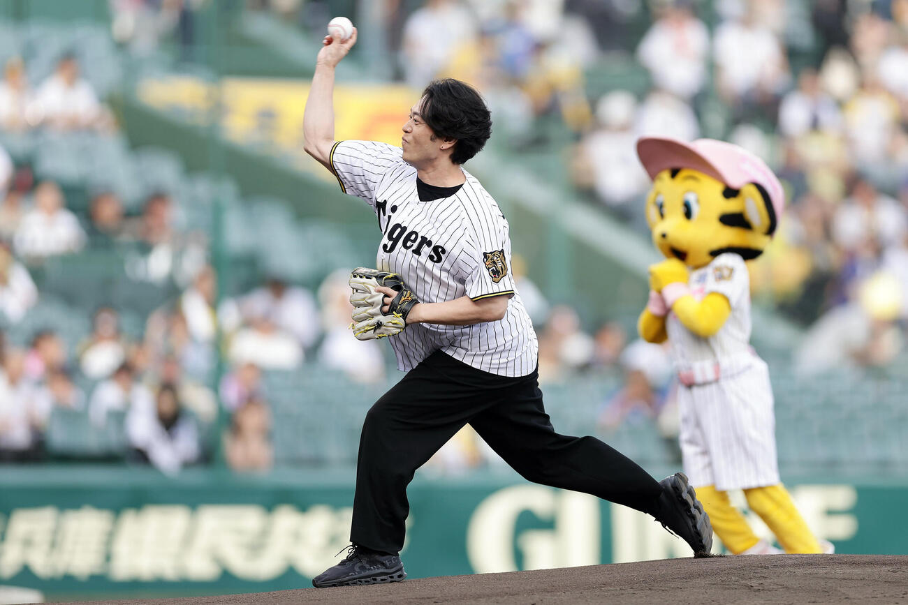 阪神対中日　ファーストピッチセレモニーを務める俳優の飯田洋輔（撮影・前田充）
