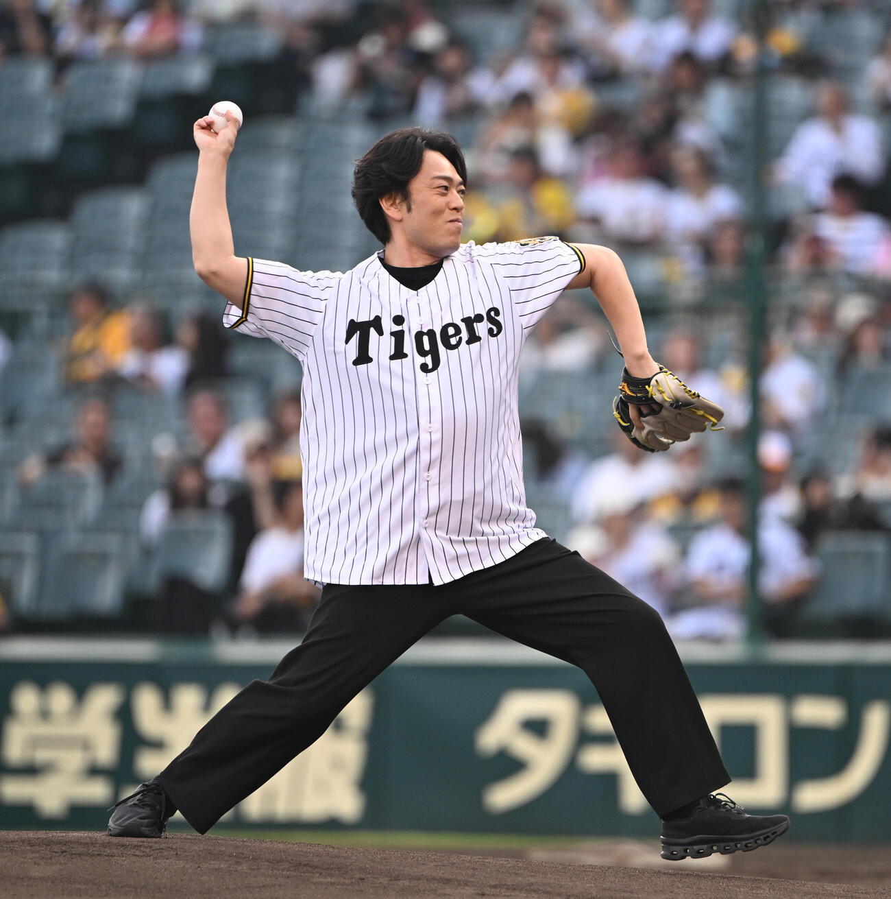 阪神対中日　ファーストピッチを行う飯田洋輔（撮影・和賀正仁）