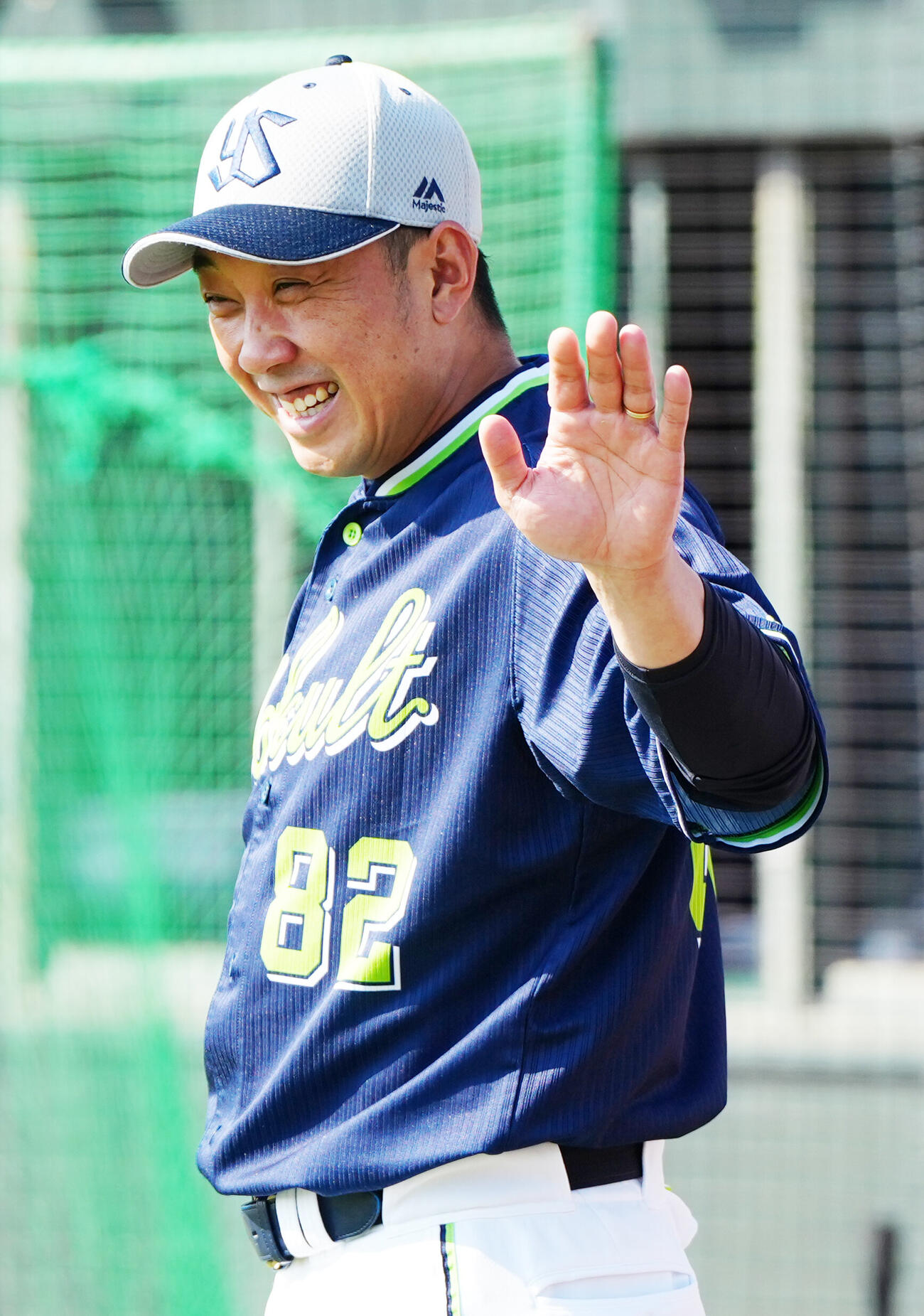 巨人対ヤクルト　試合前練習中、笑顔を見せるヤクルト松元ユウイチ・ヘッドコーチ（撮影・江口和貴）