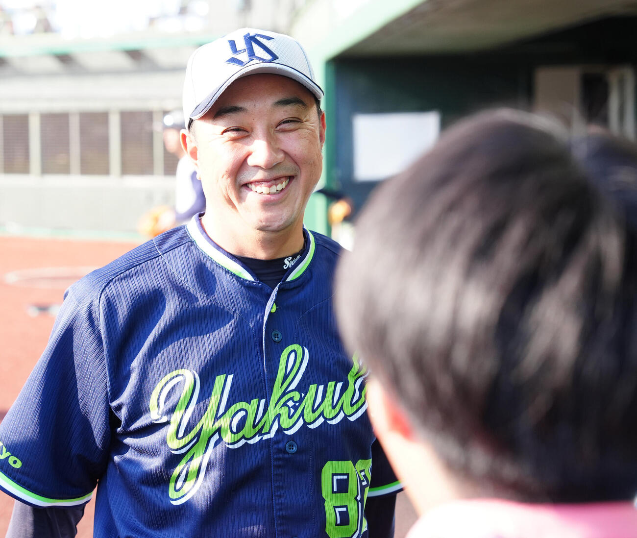 巨人対ヤクルト　試合前、取材に応じ笑顔を見せるヤクルト松元ユウイチ・ヘッドコーチ