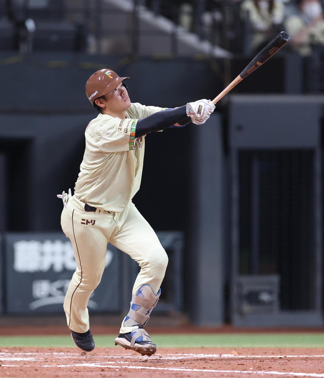 日本ハム対オリックス　3回裏日本ハム1死、本塁打を放つ吉田賢吾（撮影・黒川智章）