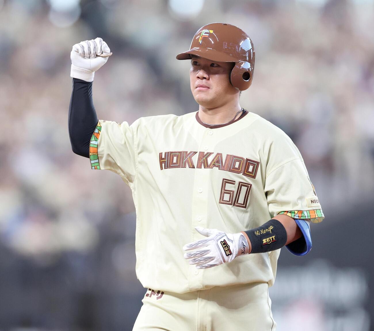 日本ハム対オリックス　1回裏日本ハム2死一、二塁、適時打を放ちガッツポーズの吉田賢吾（撮影・黒川智章）