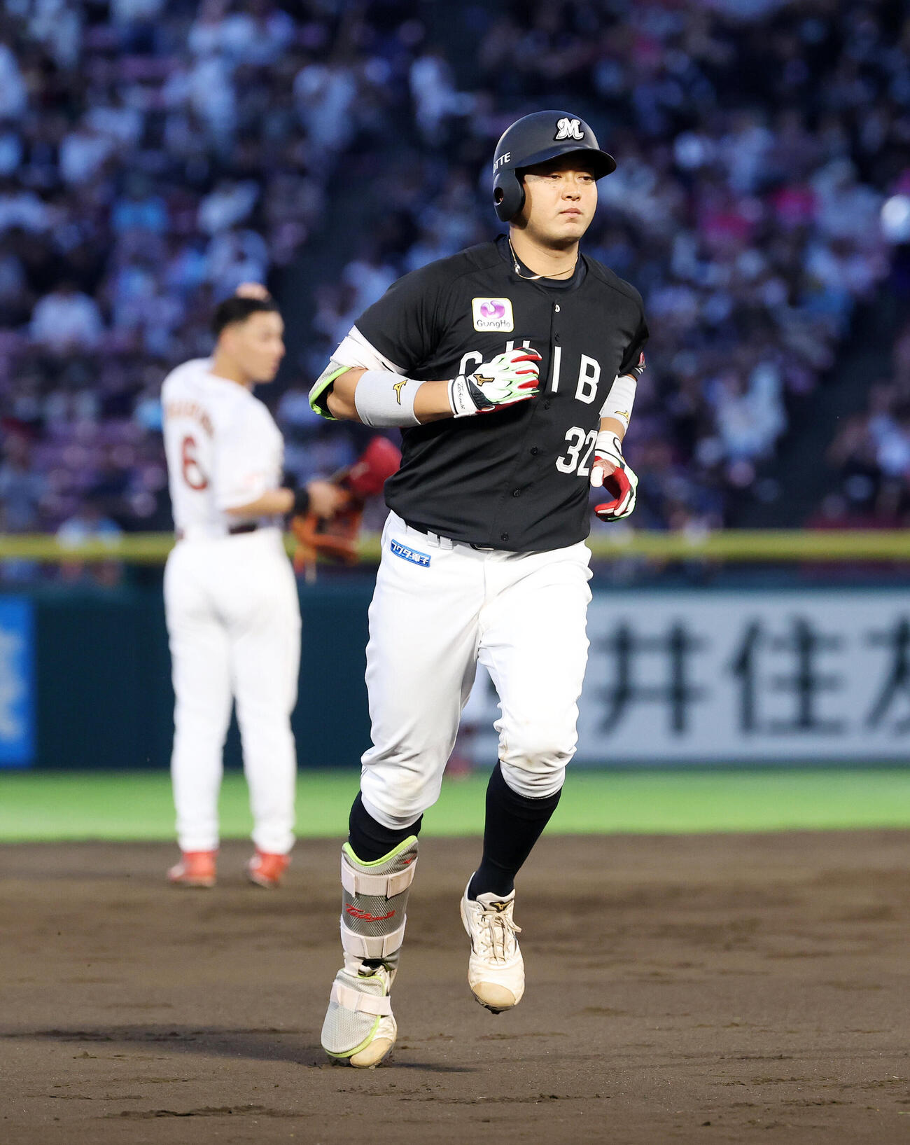 楽天対ロッテ　4回表ロッテ無死満塁、佐藤都志也は満塁本塁打を放つ（撮影・鈴木正人）
