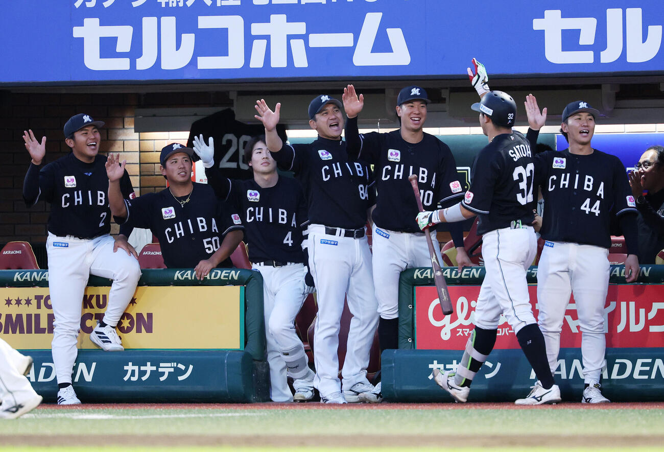 楽天対ロッテ　4回表ロッテ無死満塁、満塁本塁打を放った佐藤都志也（右から2人目）を迎える選手たち（撮影・鈴木正人）