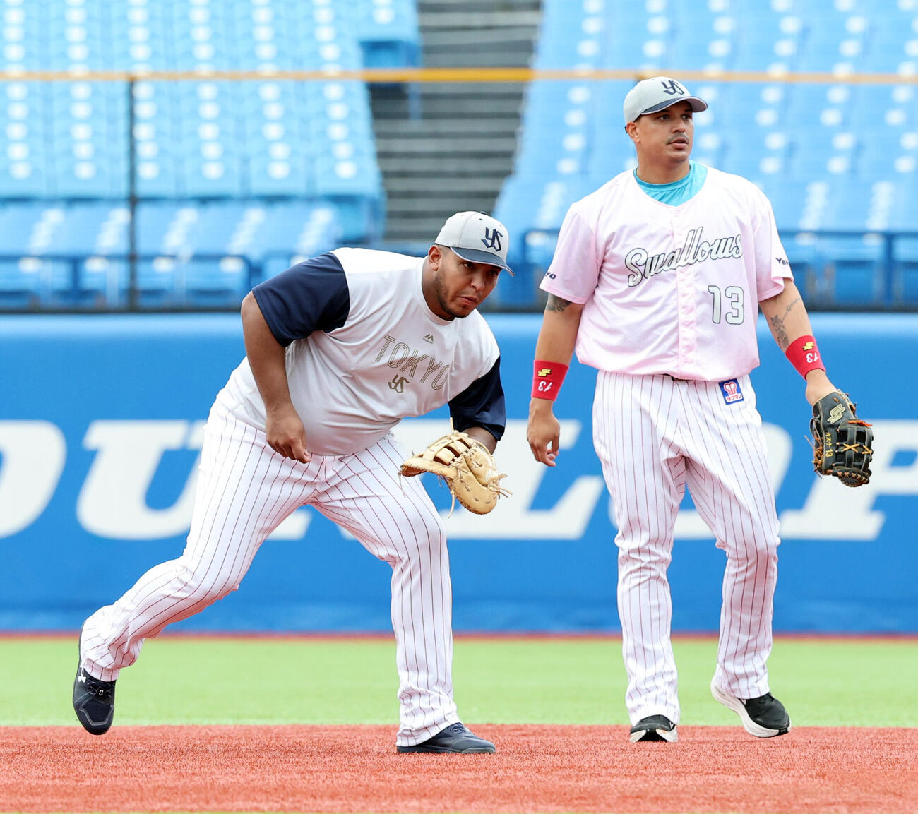 オスナと守備練習を行うセデーニョ（左）（2026年6月撮影）