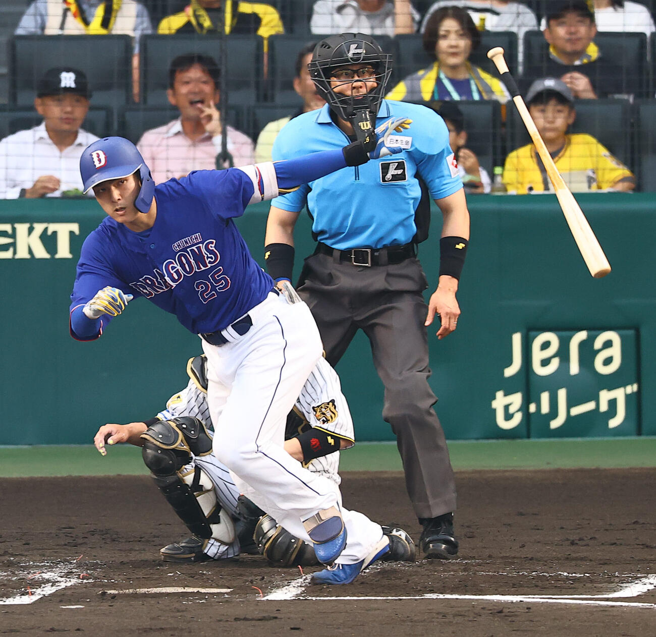 阪神対中日　2回表中日2死二塁、石川昂弥は先制適時打を放つ（撮影・上田博志）