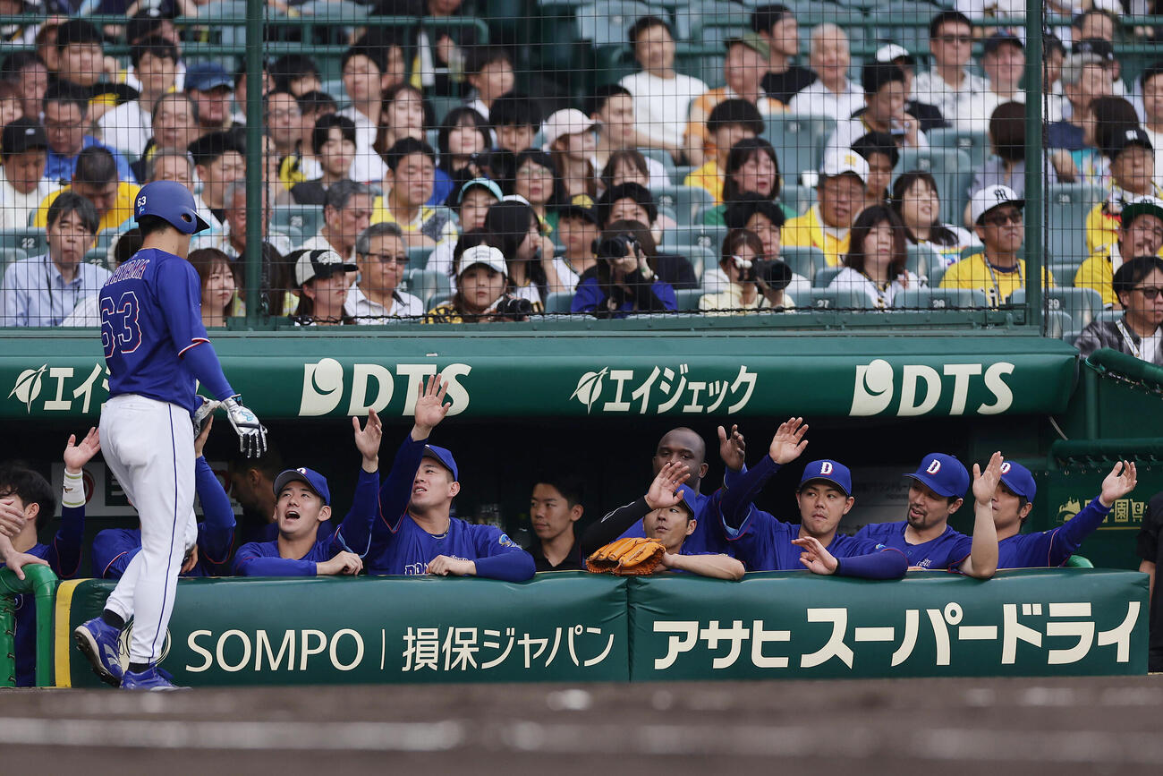 阪神対中日　2回表中日2死二塁、石川昂弥の適時打で生還した板山祐太郎を迎える中日の選手たち（撮影・前田充）