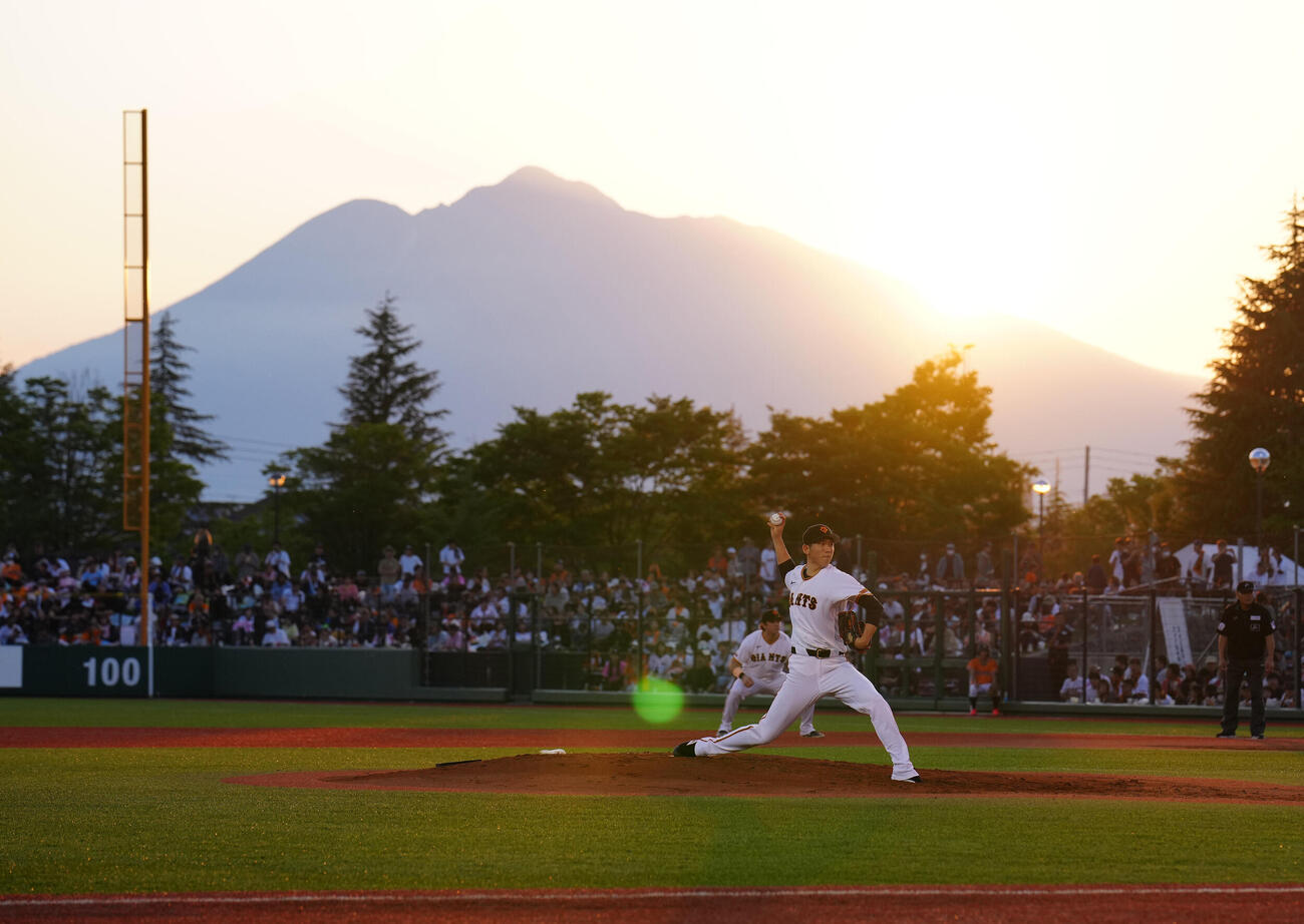 巨人対ヤクルト　岩木山が望む青森・弘前の、はるか夢球場で力投する巨人先発の戸郷翔征