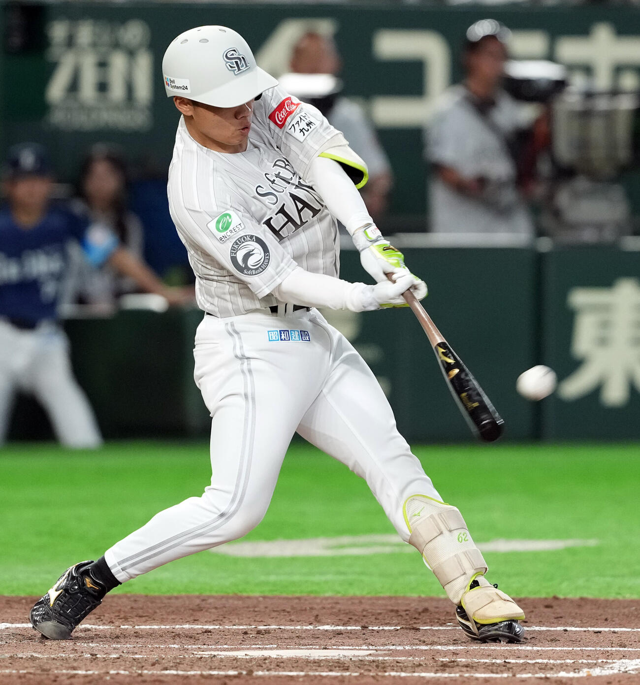 ソフトバンク対西武　4回裏ソフトバンク1死満塁、2点適時二塁打を放つ海野隆司（撮影・たえ見朱実）