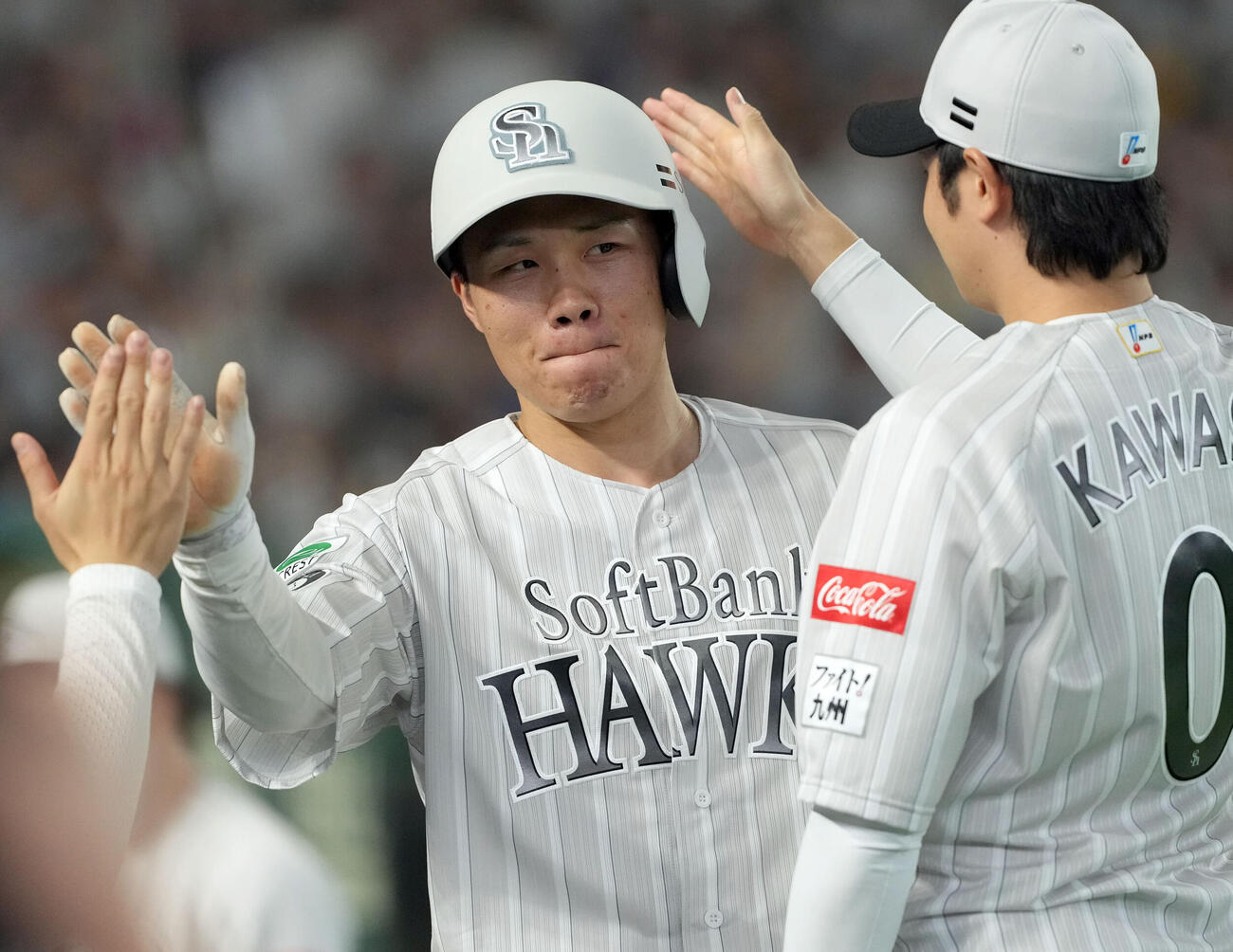 ソフトバンク対西武　4回裏ソフトバンク2死一、三塁、周東佑京の左前に適時打で生還した海野隆司（撮影・たえ見朱実）