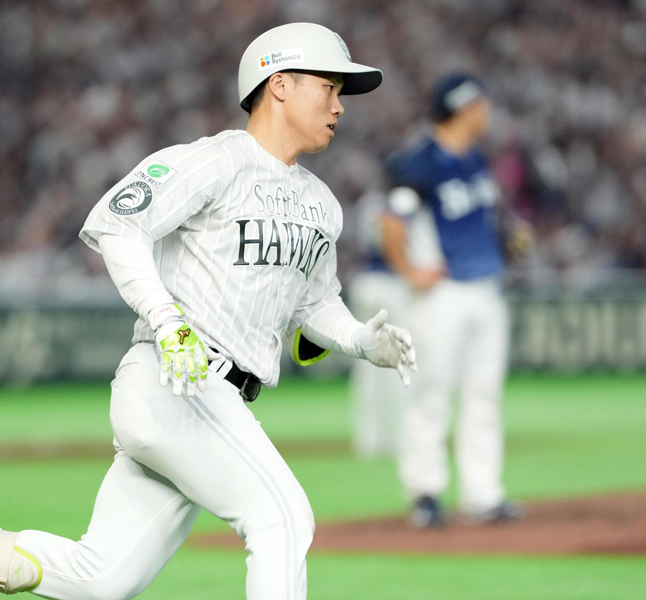 ソフトバンク対西武　4回裏放つソフトバンク1死満塁、2点適時二塁打を放つ海野隆司（撮影・たえ見朱実）