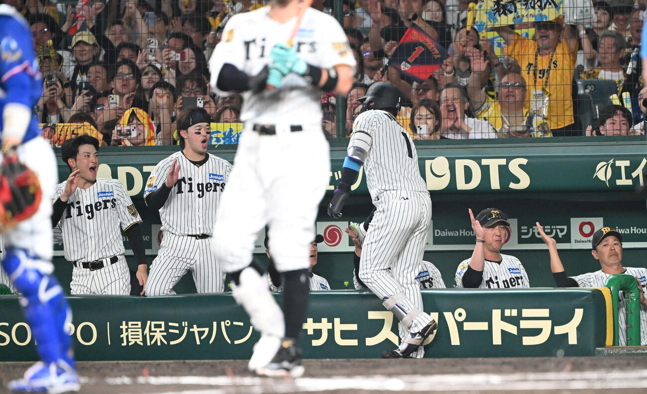阪神対中日　6回裏阪神1死、左越えソロ本塁打を放った森下翔太は藤川球児監督らに出迎えられる（撮影・和賀正仁）＝2026年6月30日、甲子園