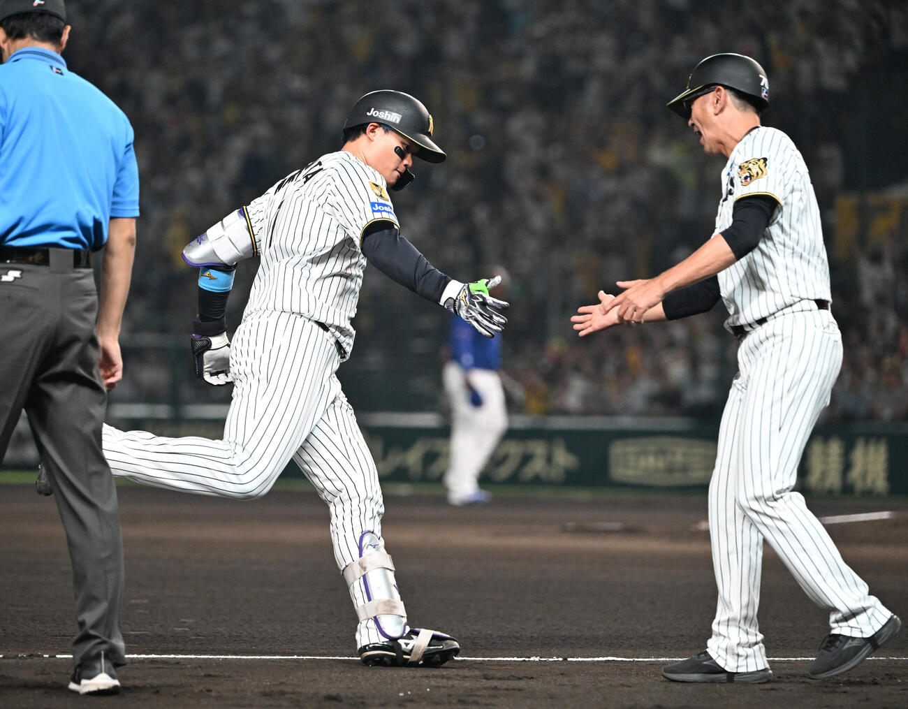 阪神対中日　6回裏阪神1死、左越えソロ本塁打を放ち三塁を回る森下翔太（撮影・和賀正仁）＝2026年6月30日、甲子園