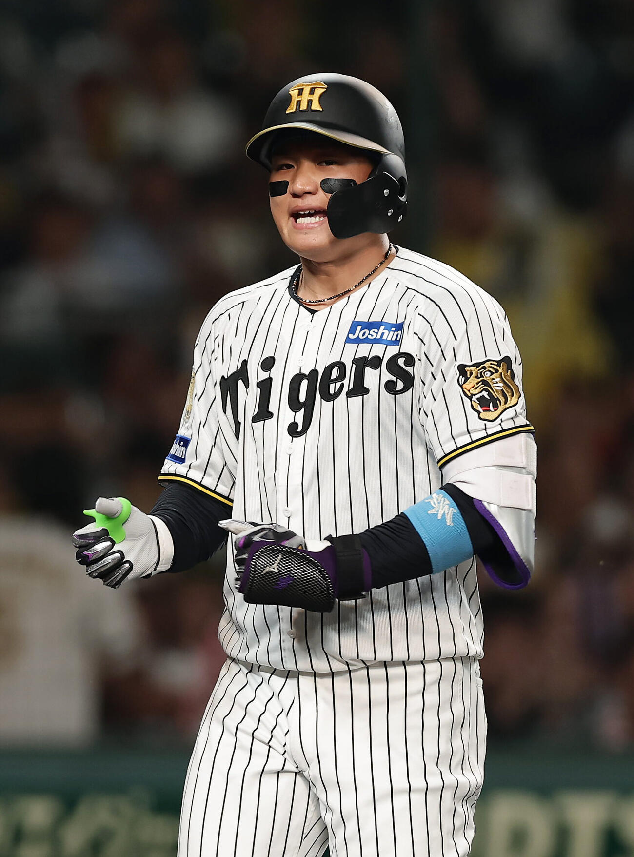 阪神対中日　6回裏阪神1死、左越え同点本塁打を放ち、ガッツポーズで生還する森下翔太（撮影・前田充）