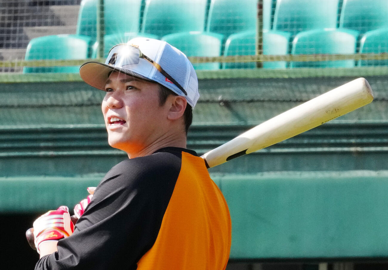 巨人対ヤクルト　試合前練習を行う巨人坂本勇人