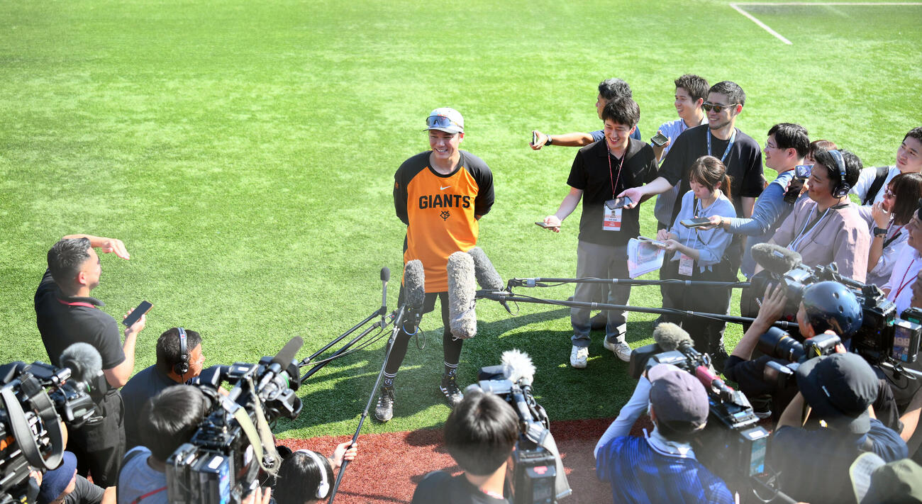 巨人対ヤクルト　試合前練習を終え取材に応じる巨人坂本勇人（撮影・滝沢徹郎）