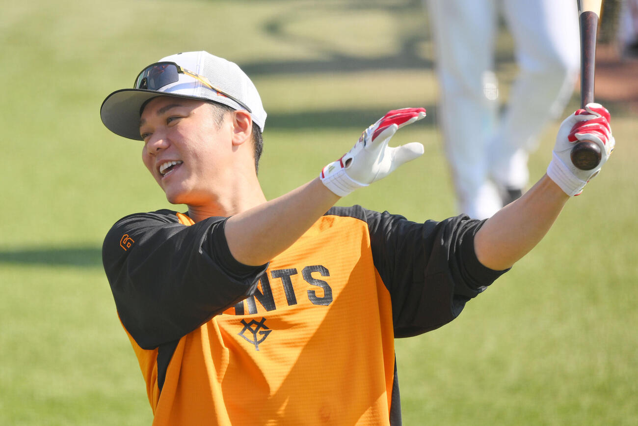 巨人対ヤクルト　試合前練習する巨人坂本勇人（撮影・滝沢徹郎）