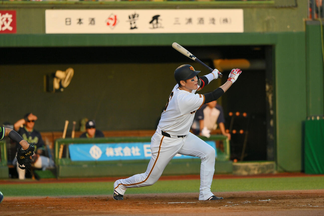 巨人対ヤクルト　2回裏巨人無死一塁、中飛に倒れる坂本勇人（撮影・滝沢徹郎）