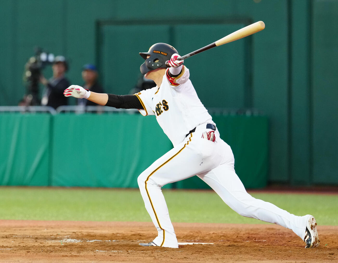 巨人対ヤクルト　2回裏巨人無死一塁、中飛に倒れる坂本勇人