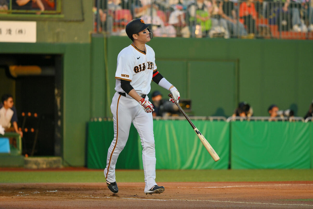 巨人対ヤクルト　2回裏巨人無死一塁、中飛に倒れる坂本勇人（撮影・滝沢徹郎）