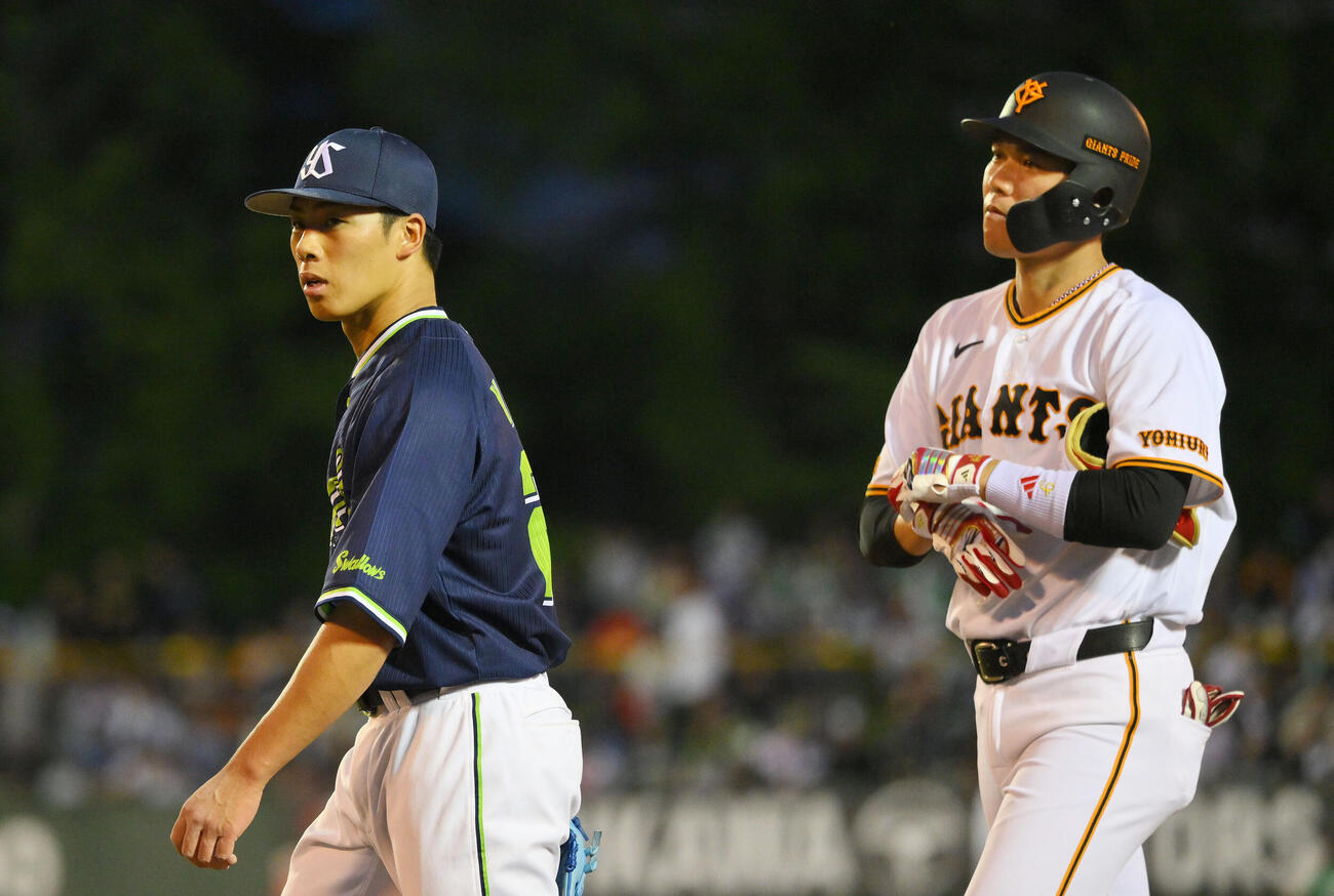 巨人対ヤクルト　4回裏巨人2死、坂本勇人（右）を二ゴロに打ち取った山野太一（撮影・滝沢徹郎）