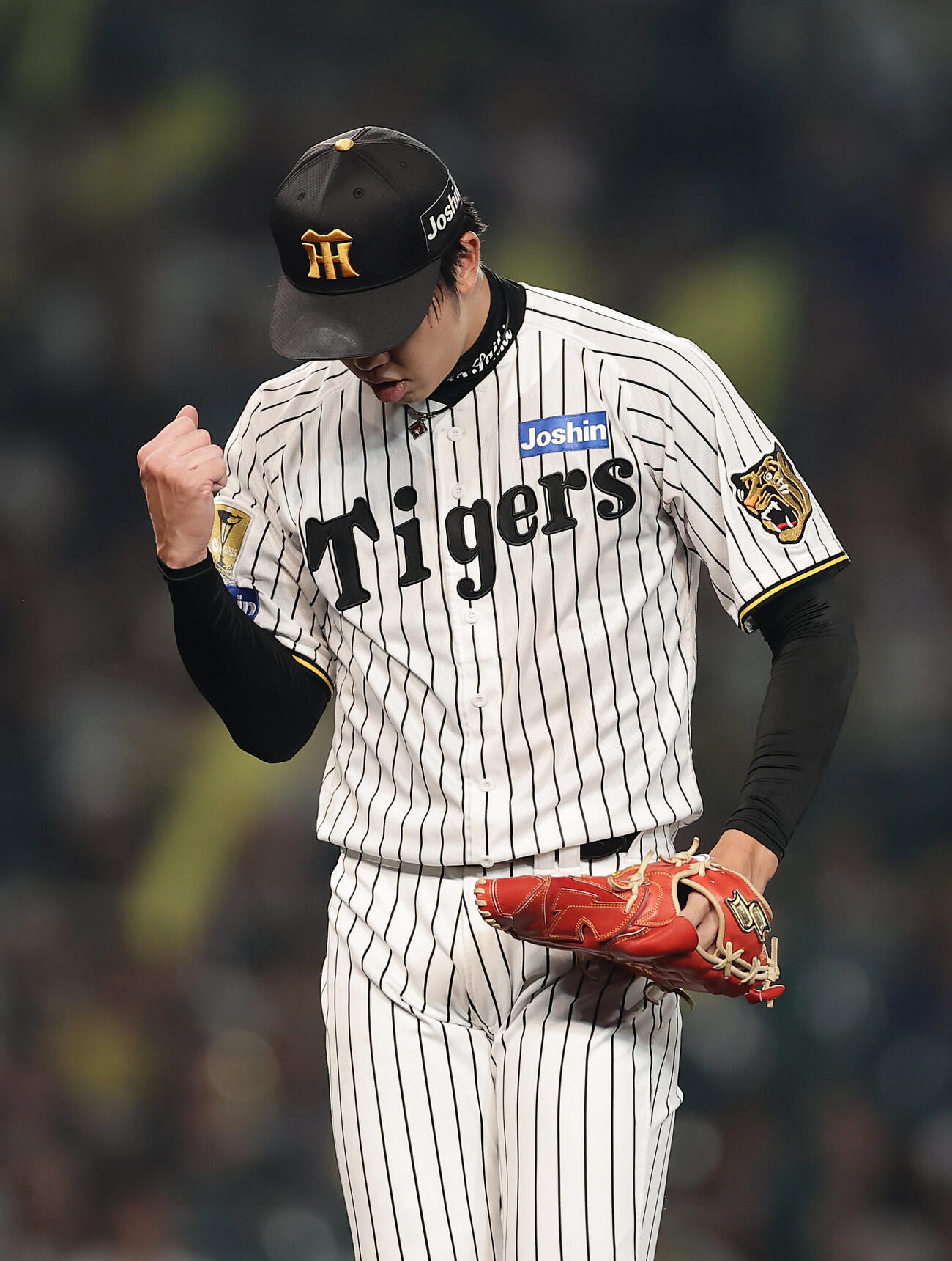 阪神対中日　7回表の中日打線を抑え、ガッツポーズする阪神才木浩人（撮影・前田充）