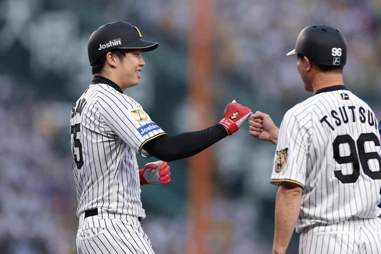 阪神対中日　3回裏阪神1死、四球で出塁する才木浩人（左）（撮影・前田充）