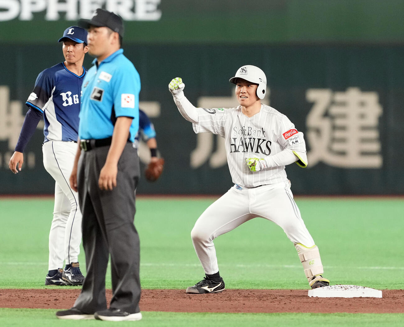 ソフトバンク対西武　4回裏ソフトバンク1死満塁、2点適時二塁打を放ちポーズを決める海野隆司（撮影・たえ見朱実）