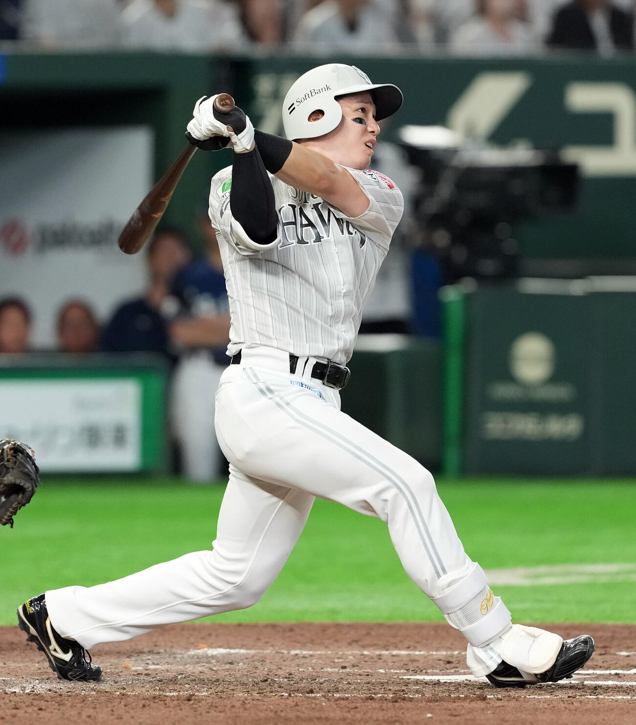 ソフトバンク対西武　7回裏ソフトバンク1死、右越えにソロ本塁打を放つ栗原陵矢（撮影・たえ見朱実）