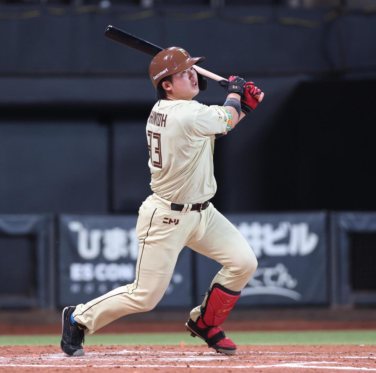 日本ハム対オリックス　2回裏日本ハム無死、三塁打を放つ進藤勇也（撮影・黒川智章）