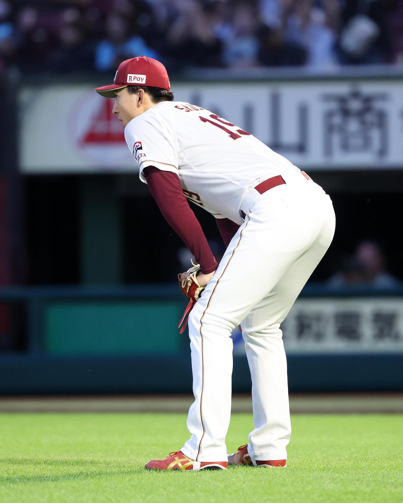 楽天対ロッテ　4回表ロッテ無死満塁、佐藤都志也に満塁本塁打を放たれた楽天荘司康誠（撮影・鈴木正人）