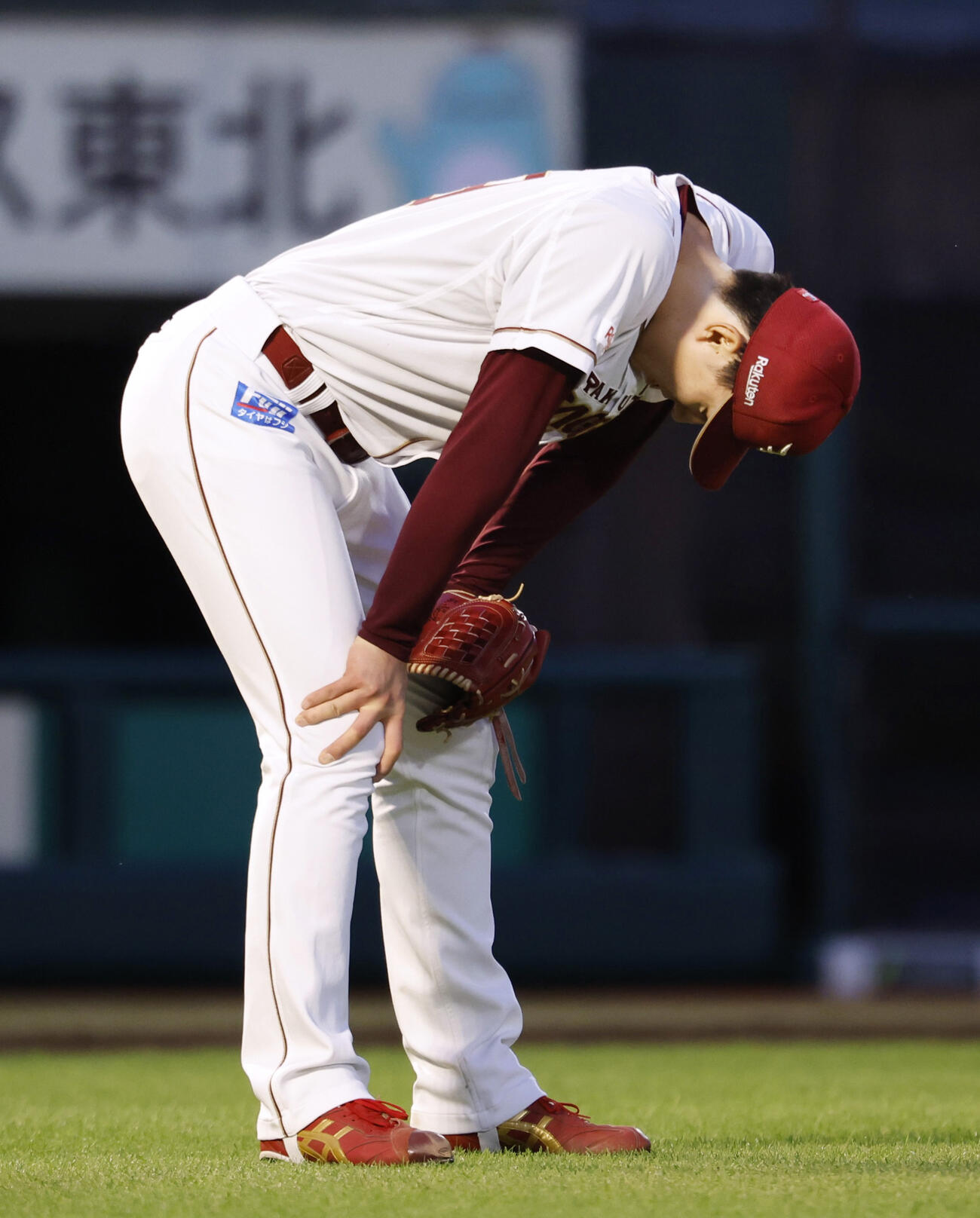 4回、ロッテ佐藤に満塁本塁打を浴び肩を落とす楽天先発の荘司（共同）