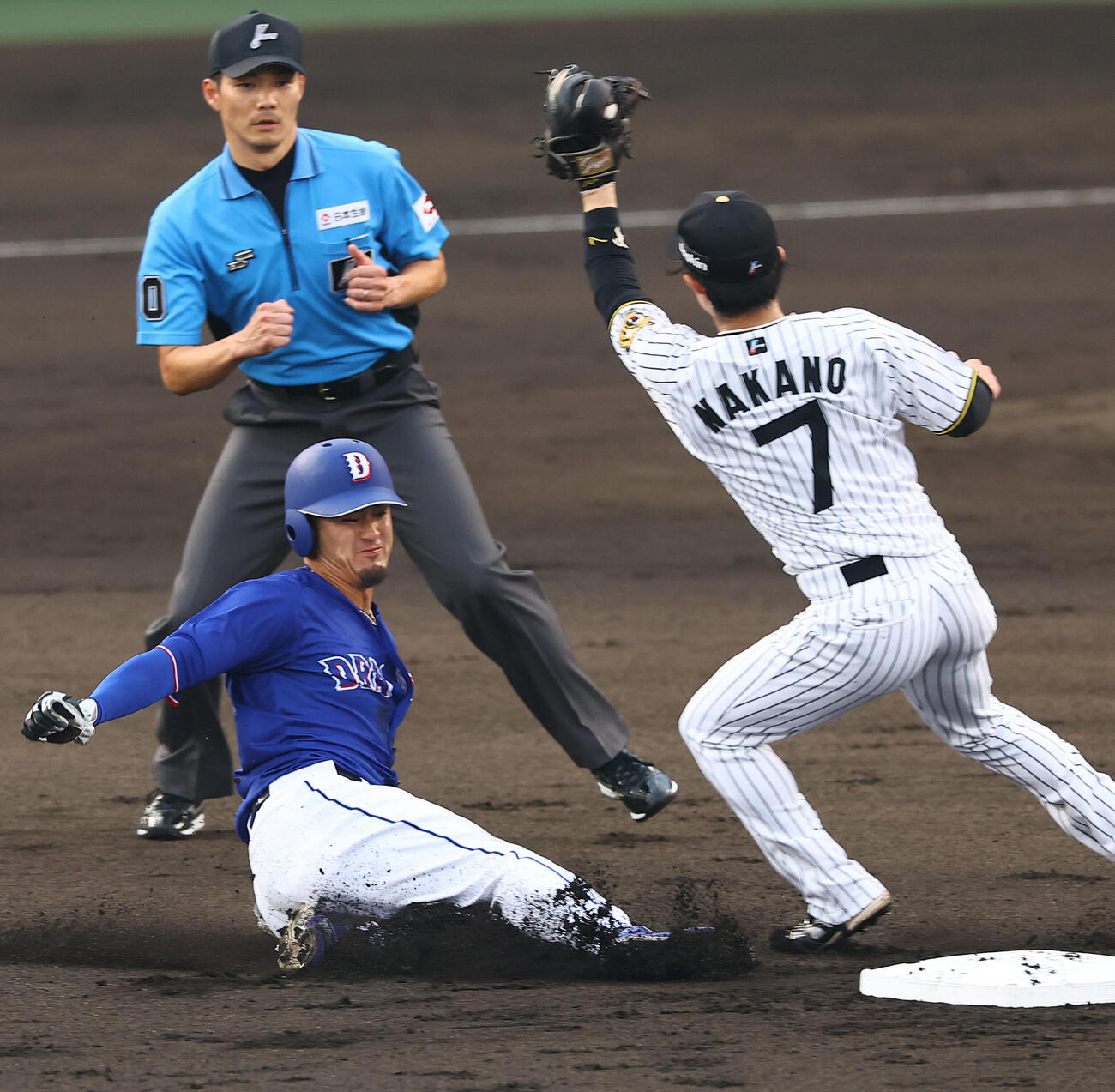 阪神対中日　2回表中日2死一塁、板山祐太郎は二盗を決める（撮影・上田博志）