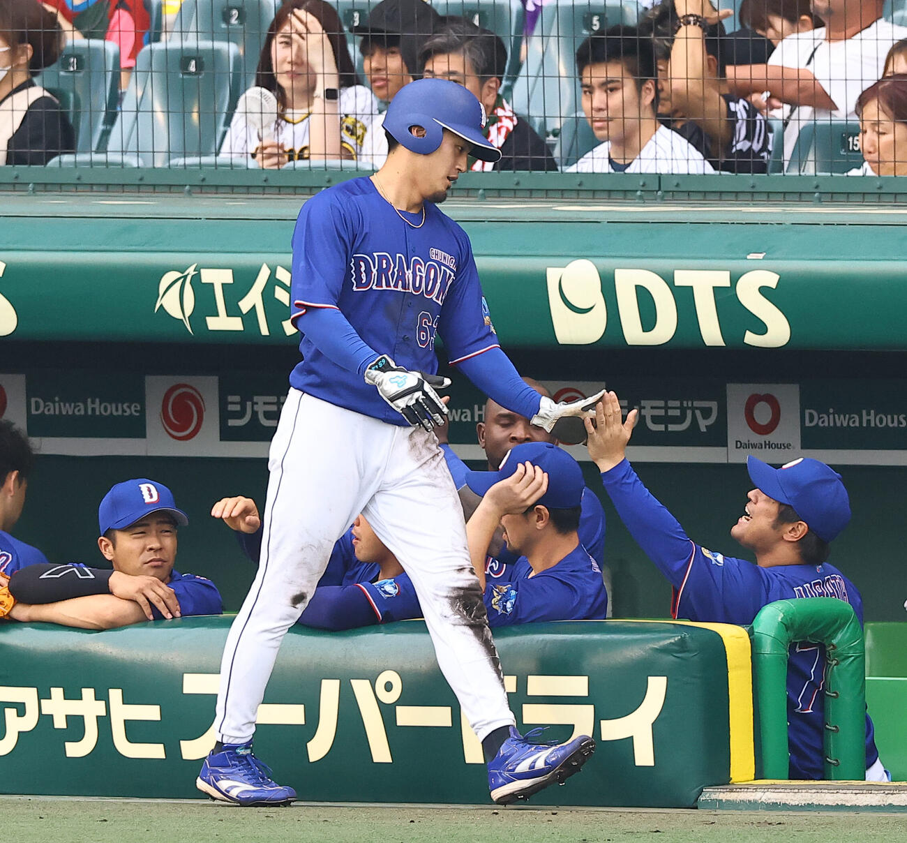 阪神対中日　2回表中日2死二塁、板山祐太郎は石川昂弥の先制適時打で生還する（撮影・上田博志）