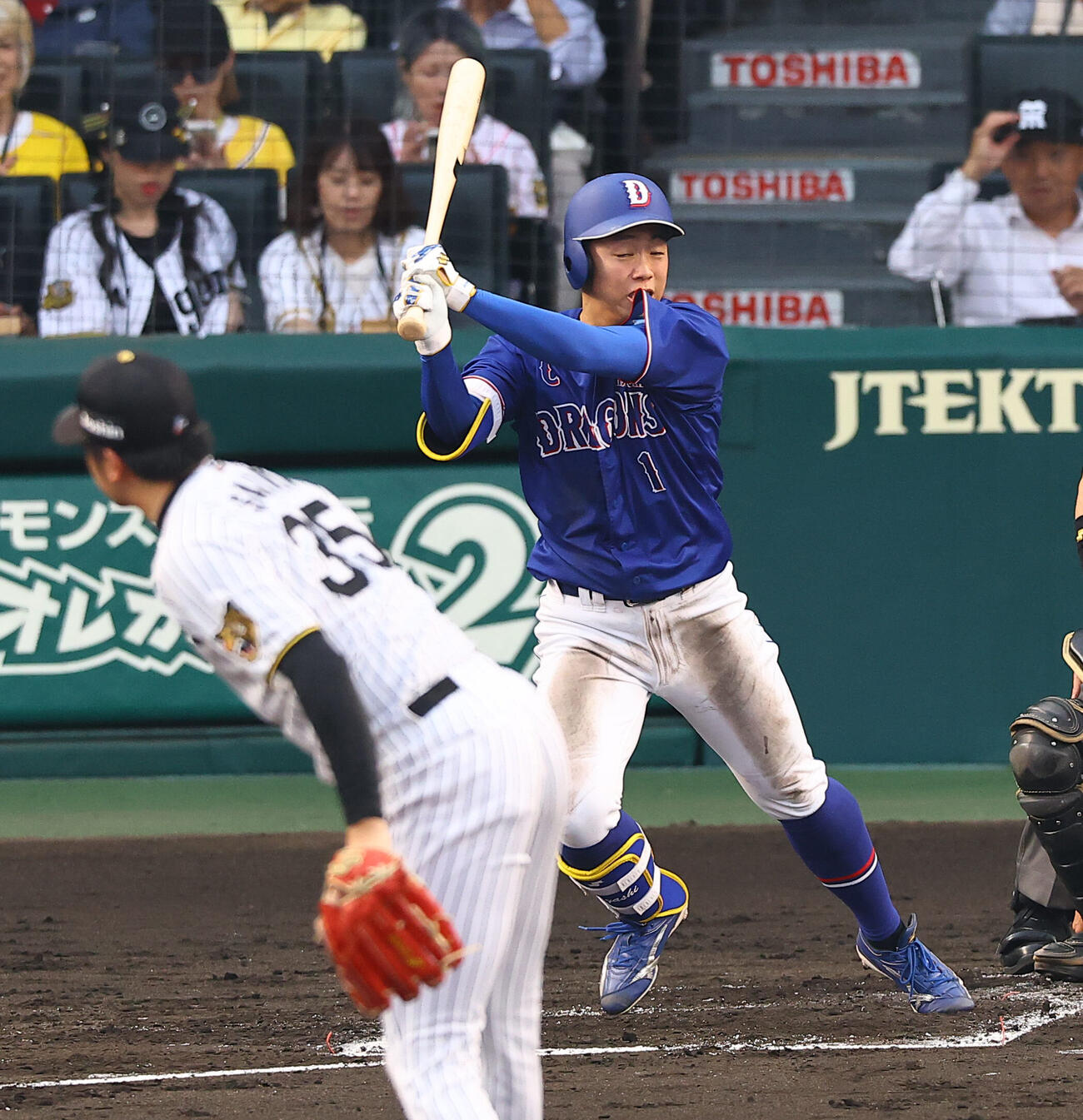 阪神対中日　3回表中日無死、岡林勇希は二塁打を放つ（撮影・上田博志）
