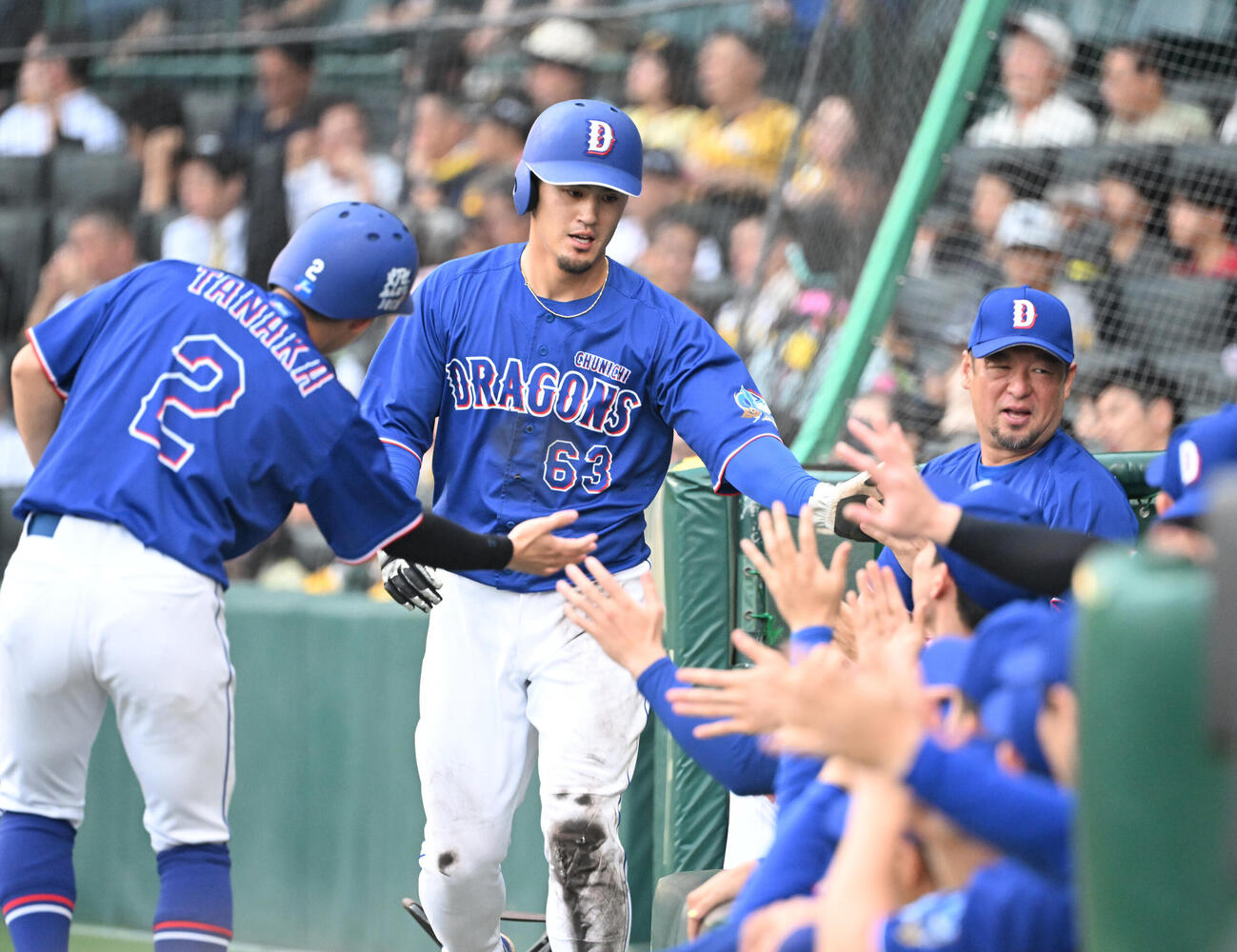 阪神対中日　2回表中日2死二塁、石川の左前適時打で生還した板山祐太郎はナインとタッチ（撮影・和賀正仁）＝2026年6月30日、甲子園