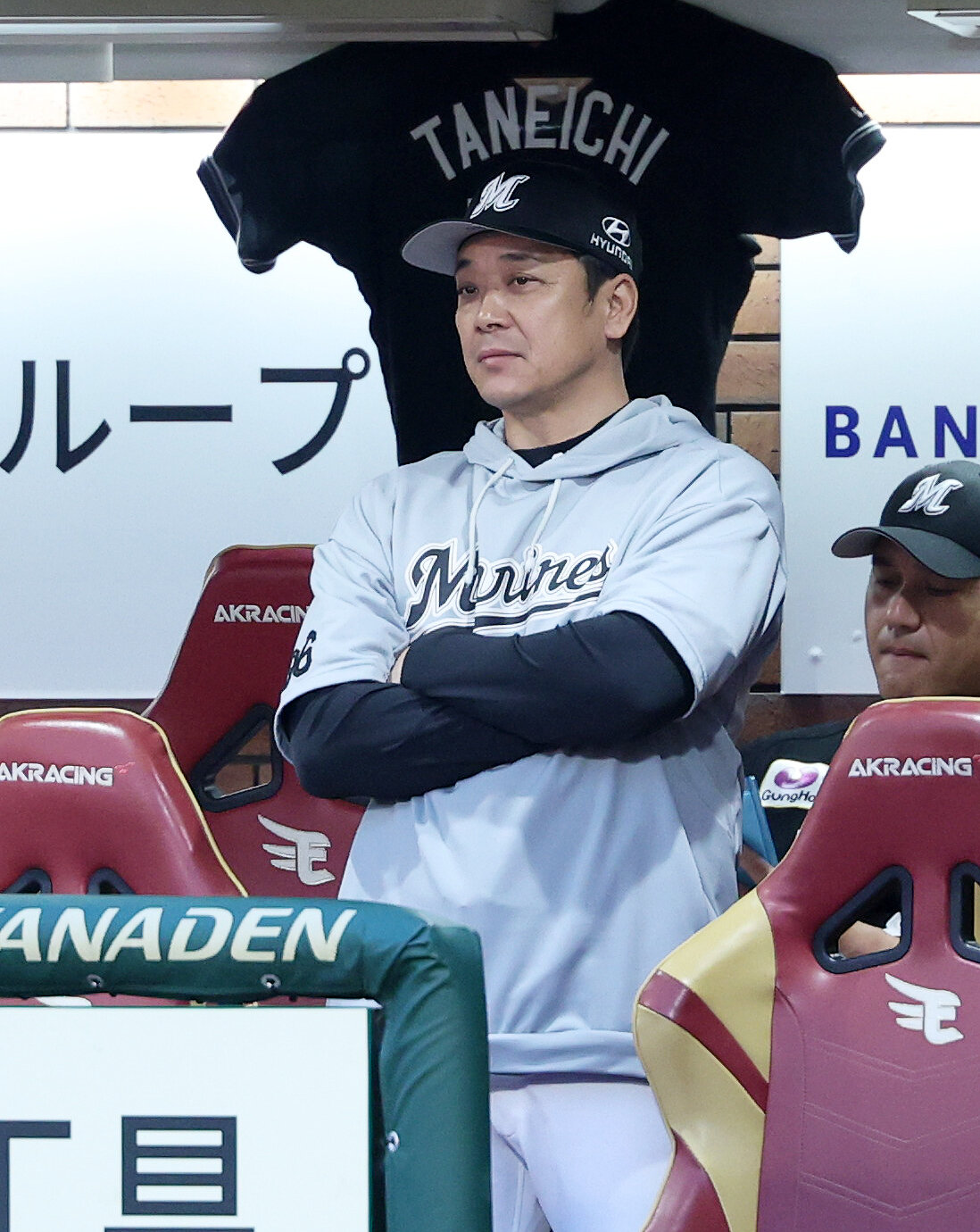 楽天対ロッテ　3回表、戦況を見つめるロッテサブロー監督（撮影・鈴木正人）
