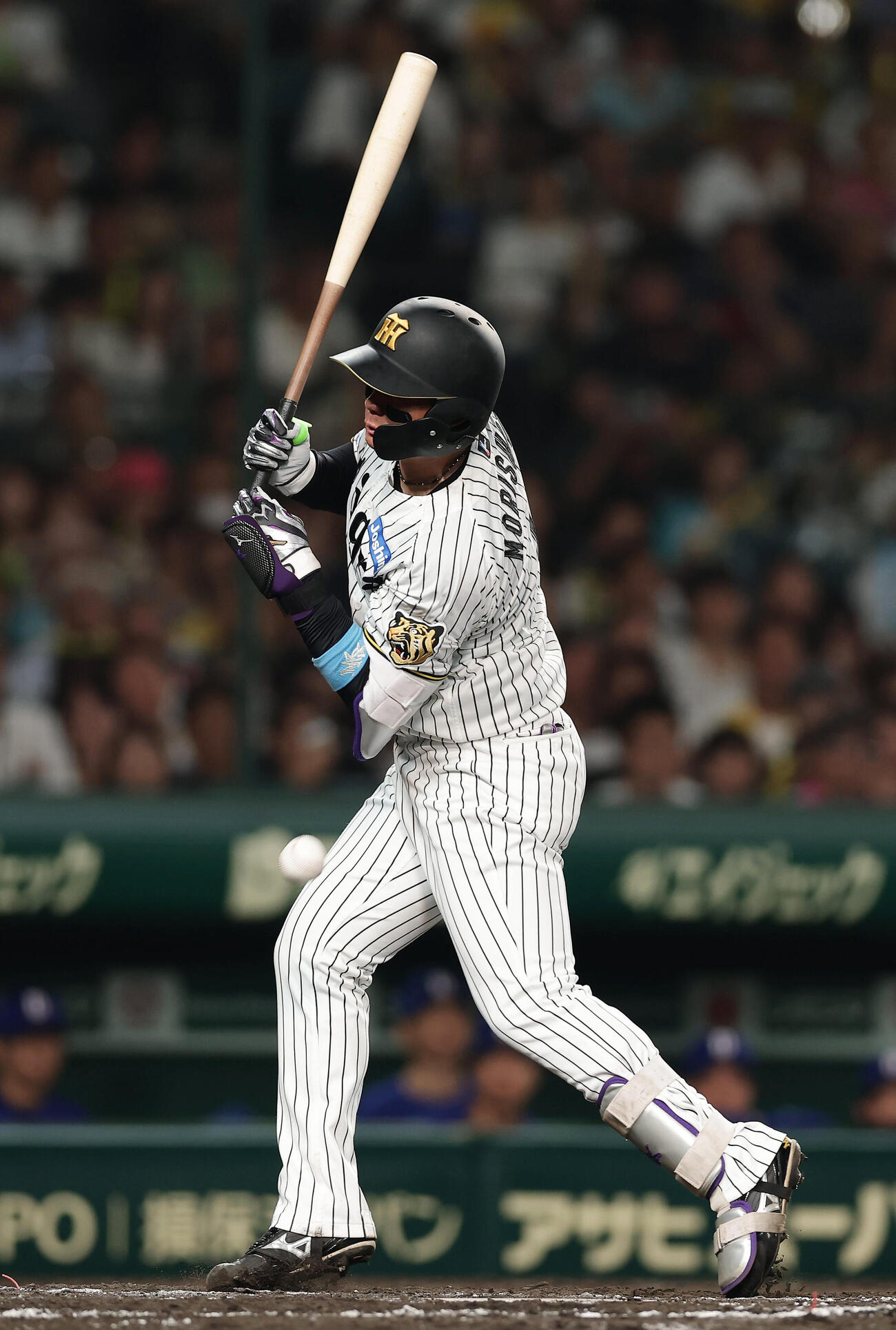 阪神対中日　8回裏阪神1死、死球を受ける森下翔太（撮影・前田充）