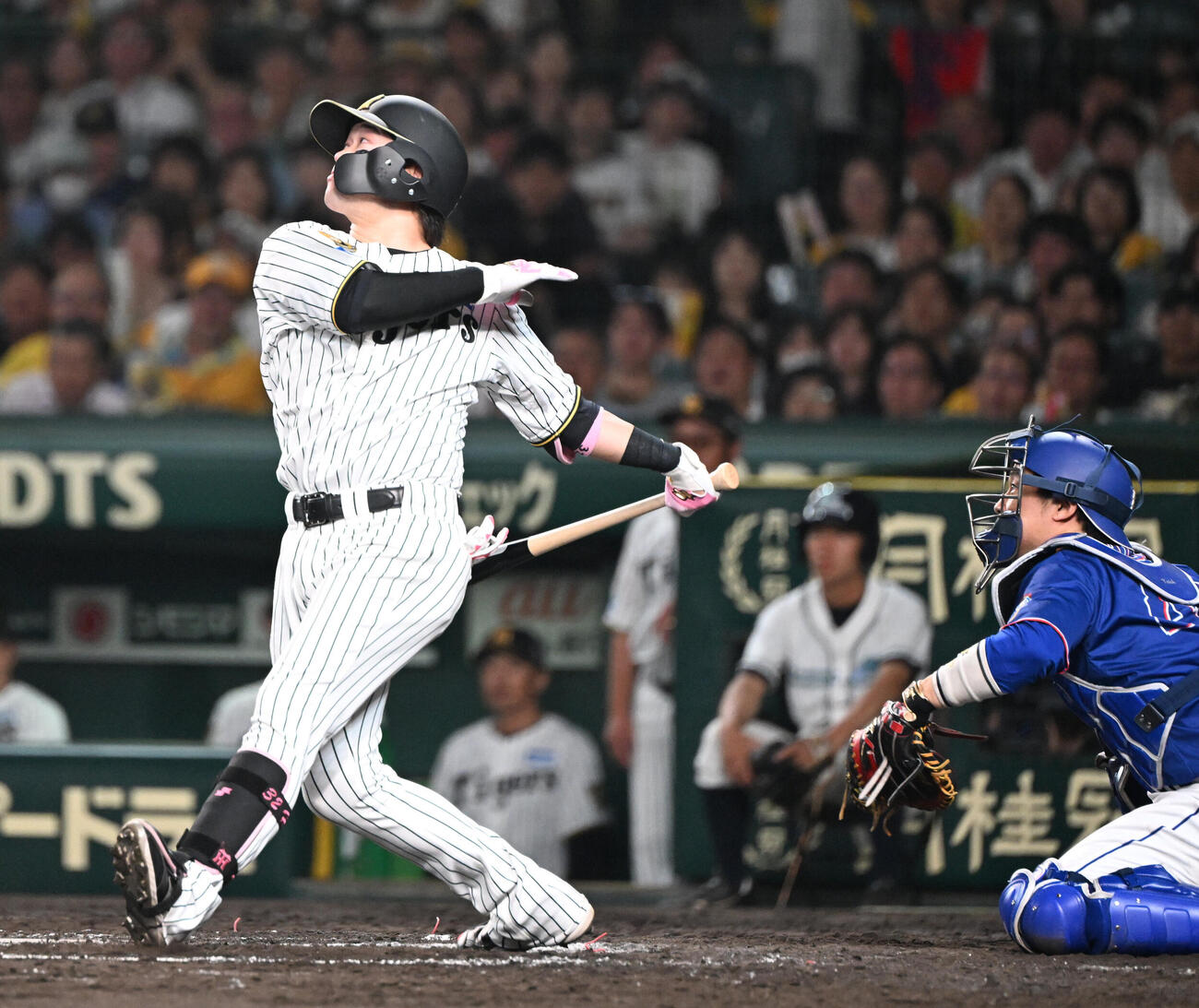 阪神対中日　8回裏阪神2死一、三塁、右前適時打を放つ浜田太貴（撮影・和賀正仁）＝2026年6月30日、甲子園