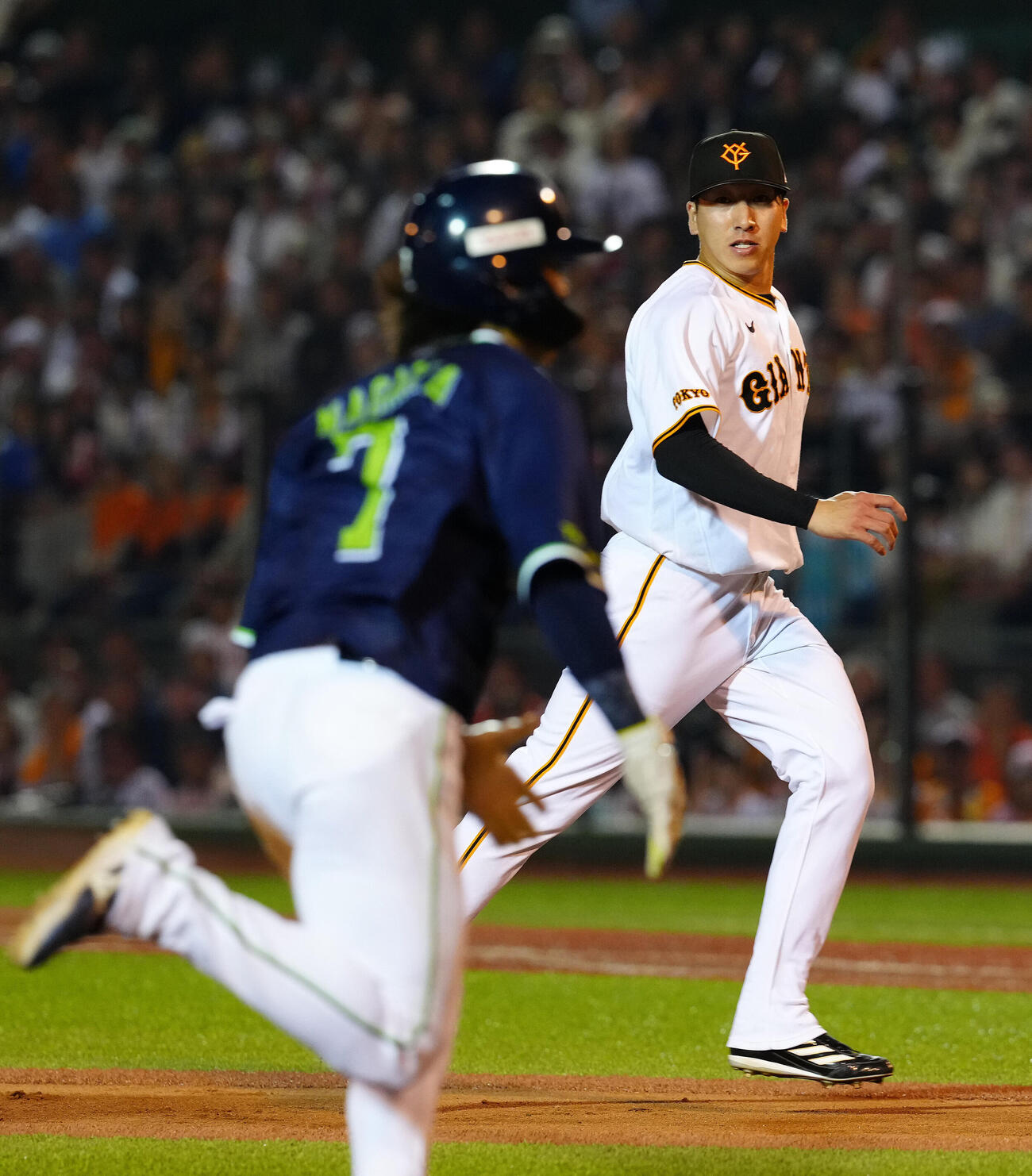 巨人対ヤクルト　8回表、暴投でヤクルト長岡秀樹（手前）の生還を許した巨人2番手の大勢