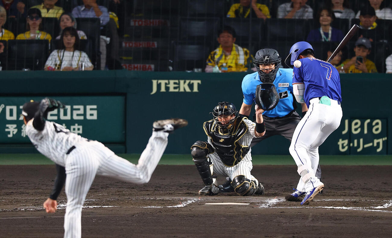 阪神対中日　8回表中日無死、福永裕基は死球を受ける（撮影・上田博志）