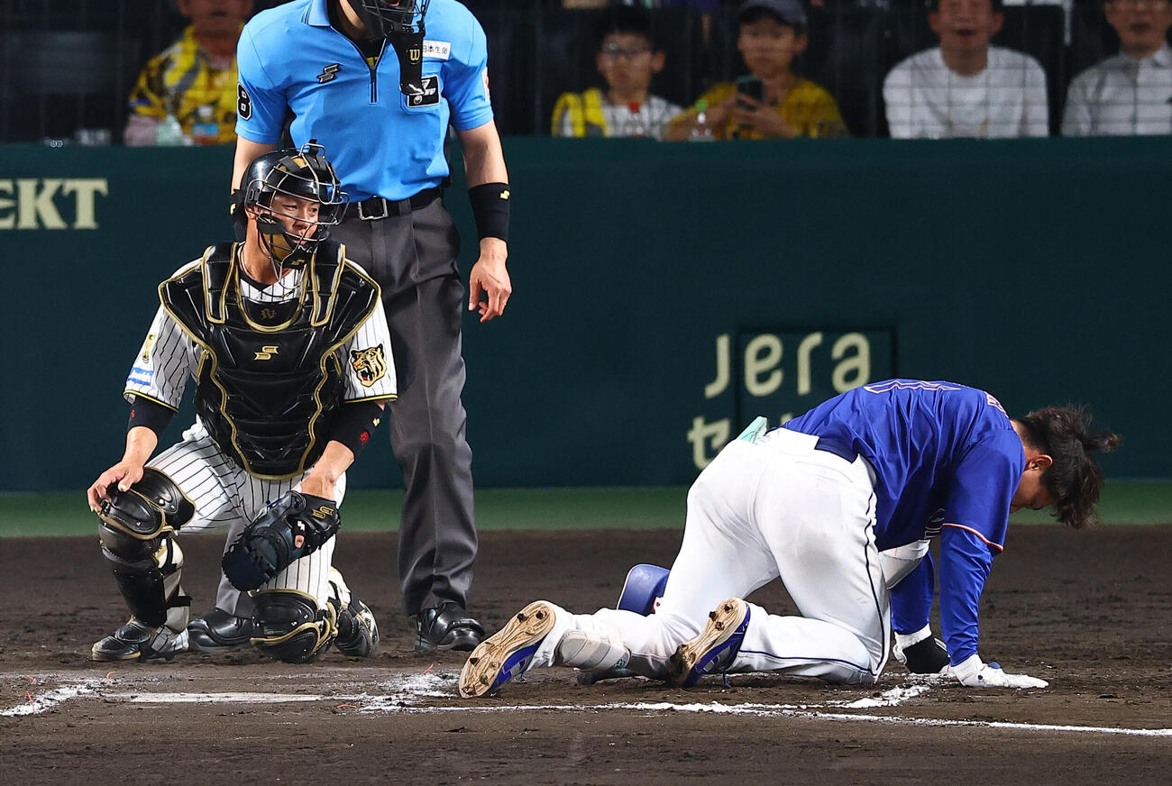 阪神対中日　8回表中日無死、福永裕基は死球を受ける（撮影・上田博志）