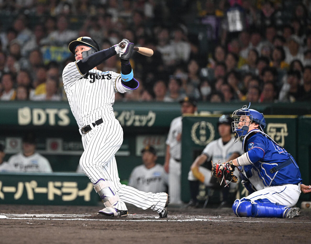 阪神対中日　10回裏阪神1死、左越えにサヨナラ本塁打を放つ森下翔太（撮影・和賀正仁）＝2026年6月30日、甲子園