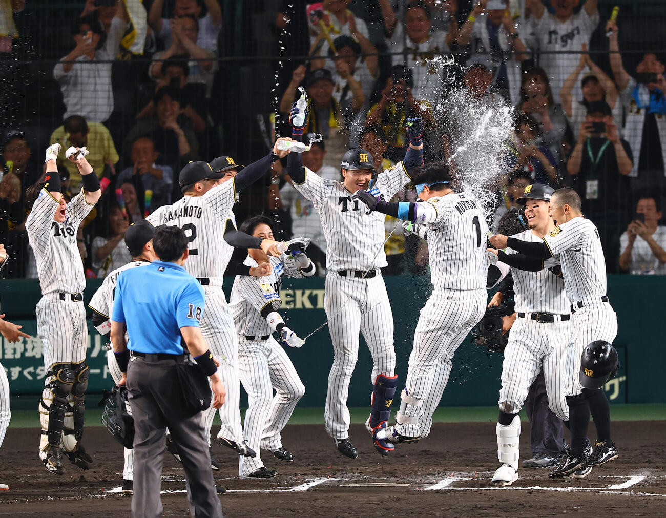 阪神対中日　10回裏阪神1死、サヨナラ本塁打を放った森下翔太（右から3人目）はナインの祝福を受ける（撮影・上田博志）