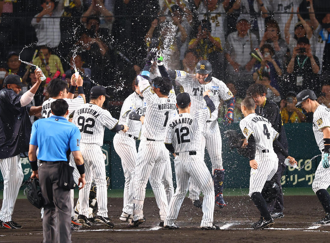 阪神対中日　10回裏阪神1死、サヨナラ本塁打を放った森下翔太（中央）はナインの祝福を受ける（撮影・上田博志）
