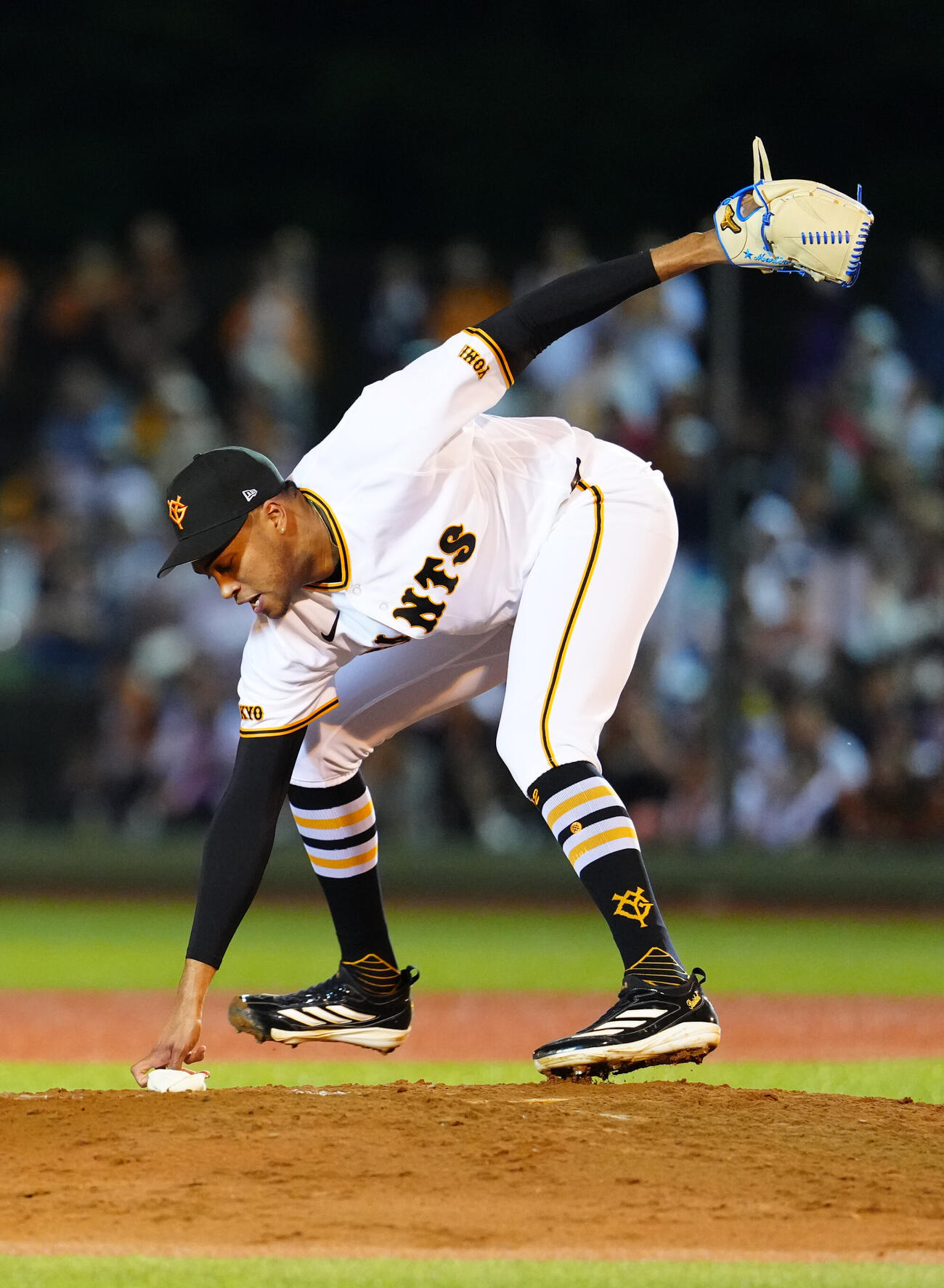 巨人対ヤクルト　9回表ヤクルト無死、松下歩叶の打球処理でファンブルし悪送球したライデル・マルティネス
