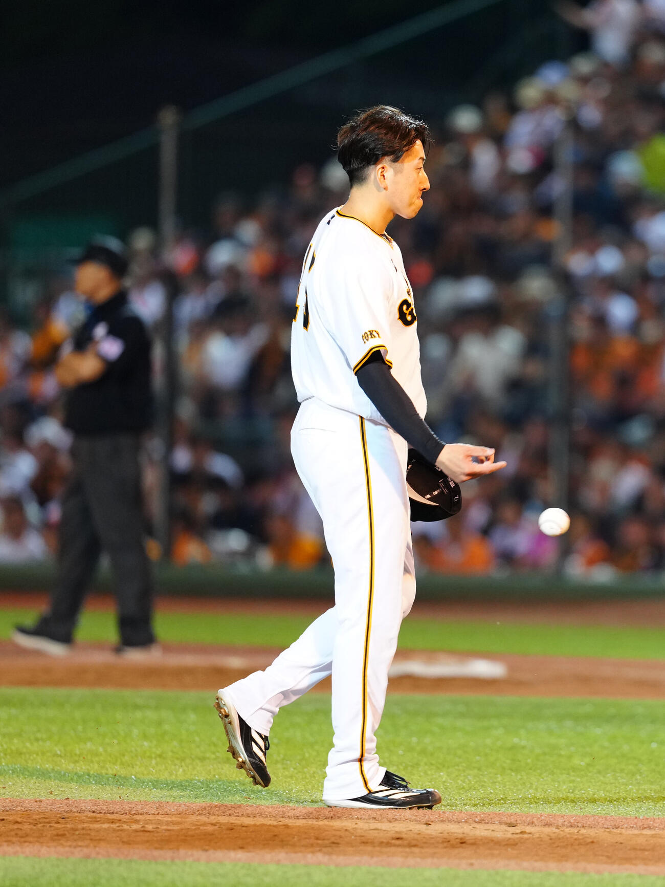 巨人対ヤクルト　8回表途中、交代でベンチに引き揚げる巨人2番手の大勢